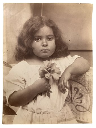 Wilhelm von Gloeden (1856-1931), foto all'albumina raffigurante bambina con fiore in mano. Numerata sul retro 870. Non p