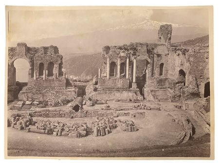 Wilhelm von Gloeden (1856-1931), foto raffigurante Teatro greco di Taormina con vista dell’Etna. Timbrata e numerata sul