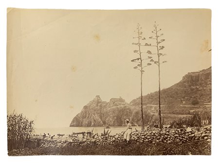 Wilhelm von Gloeden (1856-1931), foto all'albumina raffigurante Capo Taormina con personaggio. Doppio timbro sul retro e