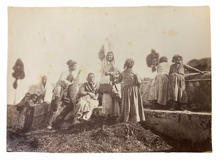 Wilhelm von Gloeden (1856-1931), foto all'albumina raffigurante gruppo di personaggi in costumi siciliani. Numerata sul 