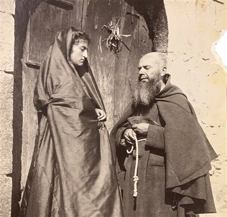 Wilhelm von Gloeden (1856-1931), foto all'albumina raffigurante monaco a colloquio con personaggio. Numerata sul retro 1