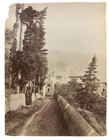 Wilhelm von Gloeden (1856-1931), foto all'albumina raffigurante dintorni di Taormina con monaci. Numerata sul retro 2475