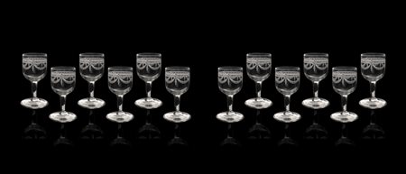 Servizio da 12 bicchierini in vetro da rosolio, incisi con decorazioni di ghirlande stile impero
