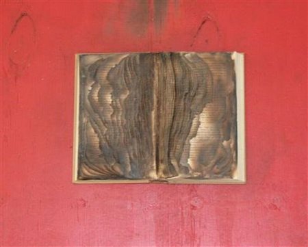 Bernard Aubertin Livre Brule' libro bruciato su tavola cm 40x50 firma L'opera...