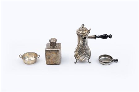 LOTTO DI QUATTRO OGGETTI IN ARGENTO