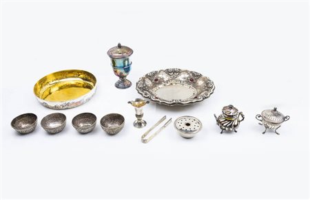 LOTTO DI TREDICI OGGETTI IN ARGENTO