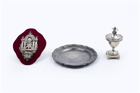 LOTTO DI TRE OGGETTI IN ARGENTO