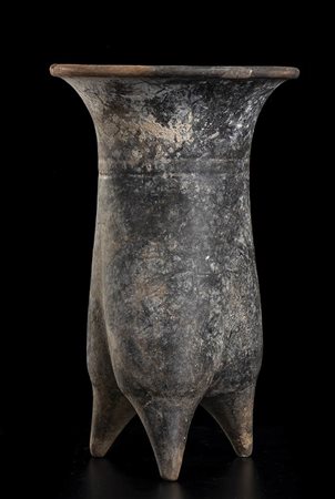 VASO TRIPODE IN CERAMICA, LI<br>Cina, stile della dinastia Shang