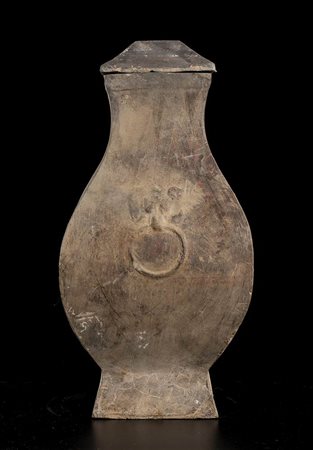 VASO IN CERAMICA CON COPERCHIO, FANGHU<br>Cina, stile della dinastia Han