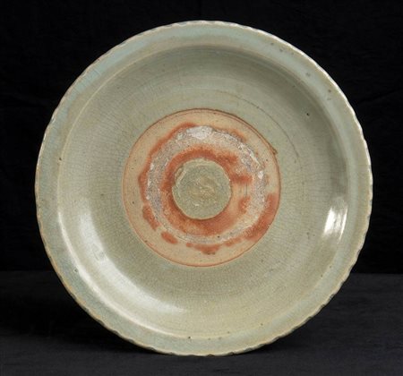 PIATTO IN CERAMICA CON INVETRIATURA CÉLADON<br>Cina, dinastia Ming