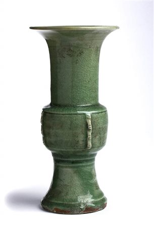 VASO IN CERAMICA DI LONGQUAN CON INVETRIATURA CÉLADON, ZUN<br>Cina, dinastia Ming