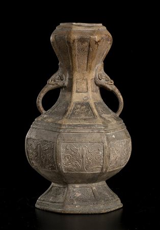 VASO IN CERAMICA<br>Cina, probabilmente dinastia Ming