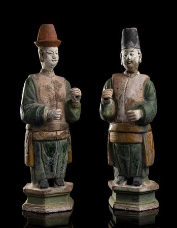 DUE FIGURE DI DIGNITARI IN TERRACOTTA DIPINTA<br>Cina, stile della dinastia Ming