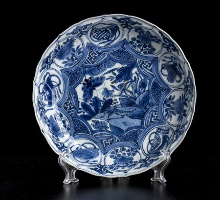PIATTO IN PORCELLANA 'BIANCO E BLU' DI TIPO 'KRAAK'<br>Cina, dinastia Ming, inizio del XVII secolo