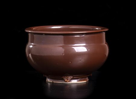 INCENSIERE IN PORCELLANA di dehua CON INVETRIATURA MARRONE<br>Cina, XVII’ secolo