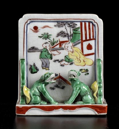 SCHERMO DA TAVOLO PORTA-PENNELLI IN PORCELLANA DIPINTA<br>Cina, metà del XVII secolo