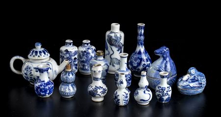 GRUPPO DI QUATTORDICI CONTENITORI IN PORCELLANA 'BIANCO E BLU' IN MINIATURA<br>Cina, periodo Kangxi e dopo