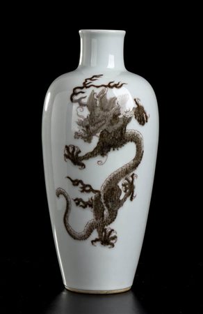 VASO A BALAUSTRO IN PORCELLANA CON DECORO DI DRAGHI IN ROSSO DI RAME<br>Cina, XX secolo