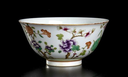 CIOTOLA IN PORCELLANA DIPINTA<br>Cina, marchio apocrifo di Qianlong