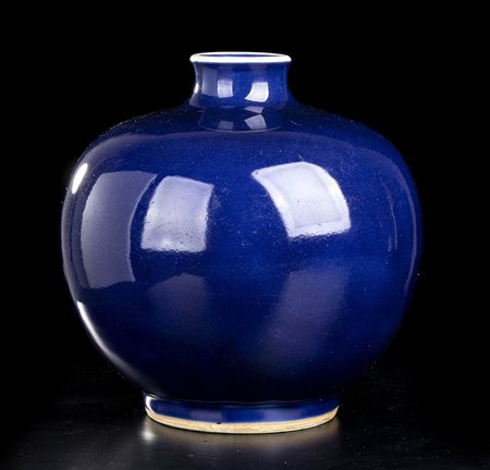 GIARA GLOBULARE IN PORCELLANA CON INVETRIATURA BLU<br>Cina, XX secolo