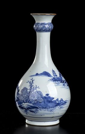 VASO A BOTTIGLIA IN PORCELLANA 'BIANCO E BLU'<br>Cina, dinastia Qing, XVIII-XIX secolo