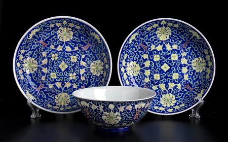 DUE PIATTINI E UNA CIOTOLA IN PORCELLANA<br>Cina, marchio del periodo Guangxu
