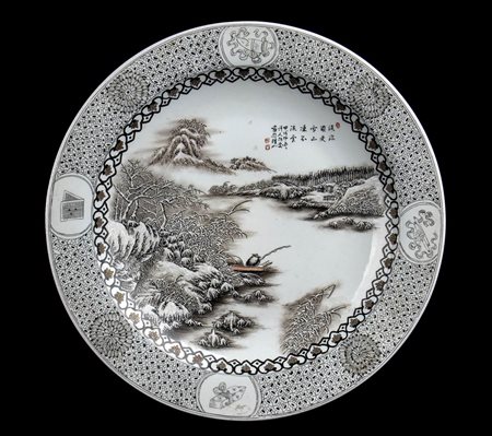 GRANDE PIATTO IN PORCELLANA CON DECORO 'EN GRISAILLE'<br>Cina, XX secolo