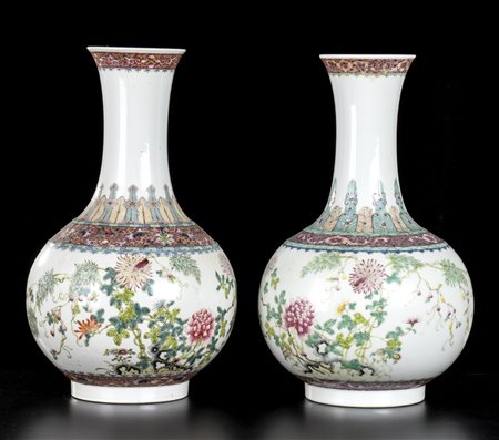 COPPIA DI VASI A BOTTIGLIA IN PORCELLANA CON DECORO POLICROMO<br>Cina, prima metà del XX secolo