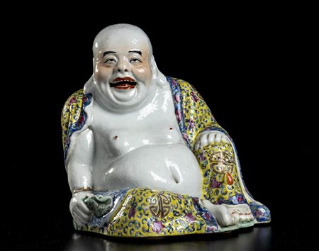 BUDAI IN PORCELLANA CON DECORO POLICROMO<br>Cina, XX secolo