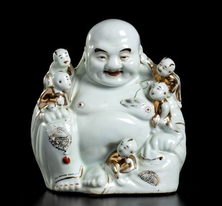 BUDAI CON BAMBINI IN PORCELLANA PARZIALMENTE DORATA<br>Cina, XX secolo
