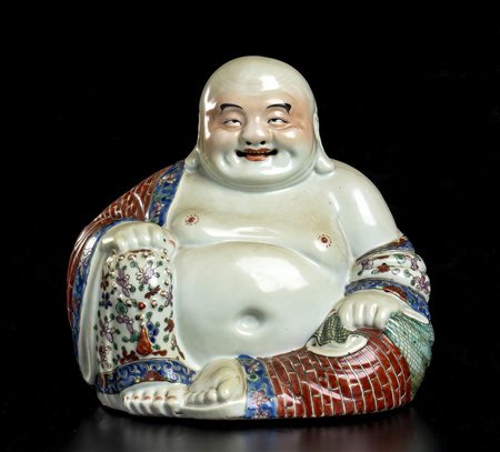 BUDAI IN PORCELLANA CON DECORO POLICROMO<br>Cina, XX secolo