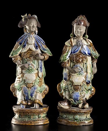 DUE FIGURE IN CERAMICA INVETRIATA DI SHIWAN<br>Cina, inizio del XX secolo