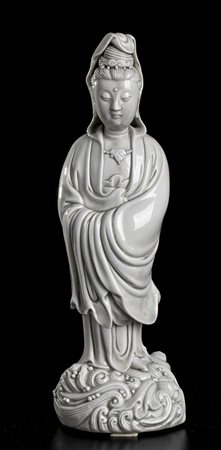 GUANYIN IN PORCELLANA 'BLANC DE CHINE'<br>Cina, XX secolo