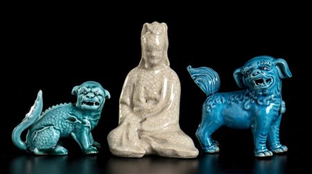 TRE OGGETTI IN PORCELLANA INVETRIATA<br>Cina, XX secolo