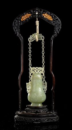 VASO IN GIADA CON SUPPORTO IN LEGNO<br>Cina, inizio del XX secolo