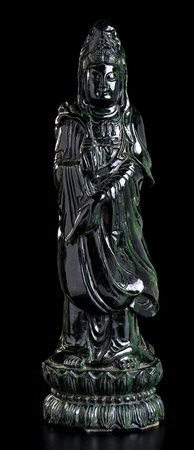 GUANYIN STANTE IN PIETRA VERDE<br>Cina, XX secolo