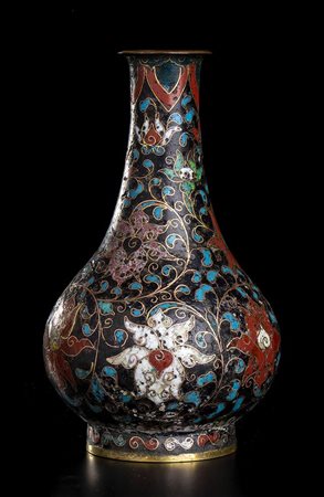VASO A BOTTIGLIA IN METALLO DECORATO A CLOISONNÉ<br>Cina, probabilmente dinastia Ming