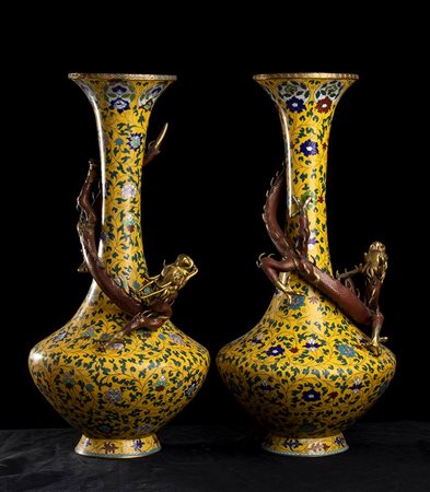 COPPIA DI GRANDI VASI IN METALLO SMALTATO CLOISONNÉ<br>Cina, XX secolo