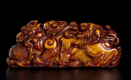 SCULTURA CON LOHAN E ANIMALE MITOLOGICO<br>Cina, XX secolo