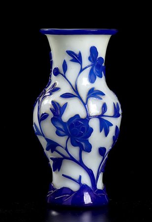 VASO IN VETRO CON DECORO FLOREALE A RILIEVO<br>Cina, inizio del XX secolo