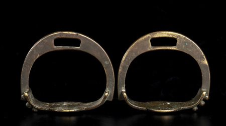 COPPIA DI STAFFE IN METALLO<br>Cina, XIX secolo