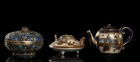 DUE PICCOLE TEIERE IN CERAMICA 'SATSUMA' E UNA SCATOLA CON COPERCHIO IN ARGENTO SMALTATO<br>Cina e Giappone, inizio del XX secolo