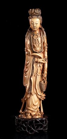 GUANYIN STANTE IN AVORIO<br>Cina, inizio del XX secolo