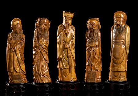 CINQUE DIVINITÀ IN AVORIO TINTO<br>Cina, inizio del XX secolo
