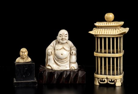 TRE OGGETTI IN AVORIO E CORNO<br>Cina, inizio del XX secolo