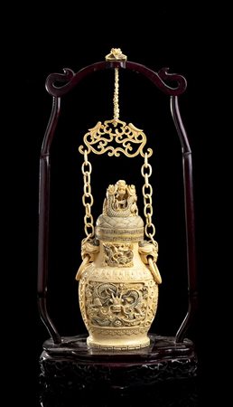 VASO IN AVORIO CON MONTATURA IN LEGNO<br>Cina, inizio del XX secolo