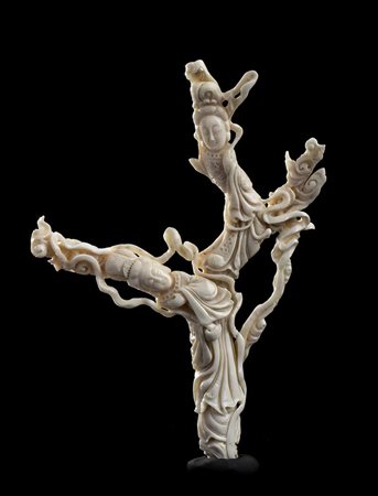 RAMO DI CORALLO BIANCO CON DIVINITÀ FEMMINILI<br>Cina, inizio del XX secolo