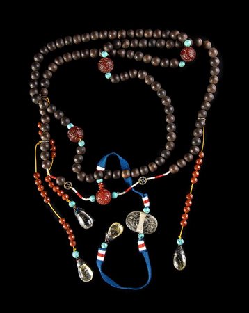 COLLANA DI STILE UFFICIALE (CHAOZHU) CON BEADS E PENDENTI IN LEGNO, AMBRA (?), CRISTALLO DI ROCCA E TURCHESE<br>Cina, XIX-XX secolo