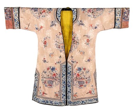 ABITO FEMMINILE IN SETA LAVORATA A RICAMO<br>Cina, dinastia Qing, XIX secolo