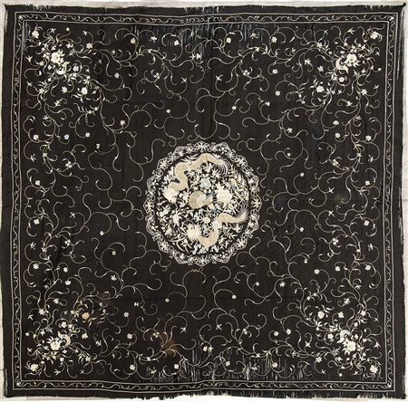 TESSUTO IN SETA LAVORATO A RICAMO<br>Cina, XX secolo